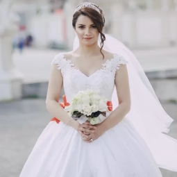 Wissenswertes über ein ausgeschnittenes Hochzeitskleid, ein ausgeschnittenes Hochzeitskleid