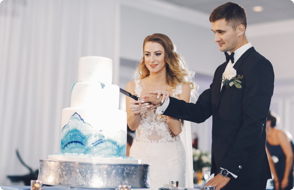 düğün pastası, evlenen çift düğün pastası keserken, düğün pastası müziği