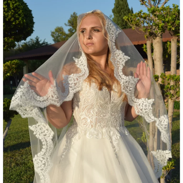 harmonia entre vestido de noiva e véu