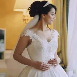 Frisuren für ein ausgeschnittenes Hochzeitskleid