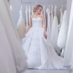 Wer kauft das Hochzeitskleid, wenn er heiratet?