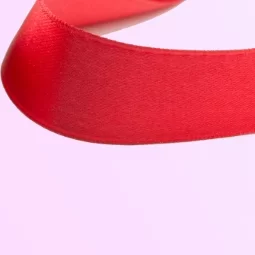 Hvorfor er et rødt bånd knyttet til bruden?