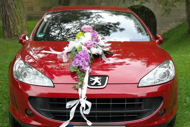 Kto powinien jechać samochodem dla nowożeńców?