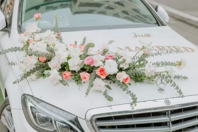 Hoe versier je de bruidsauto?