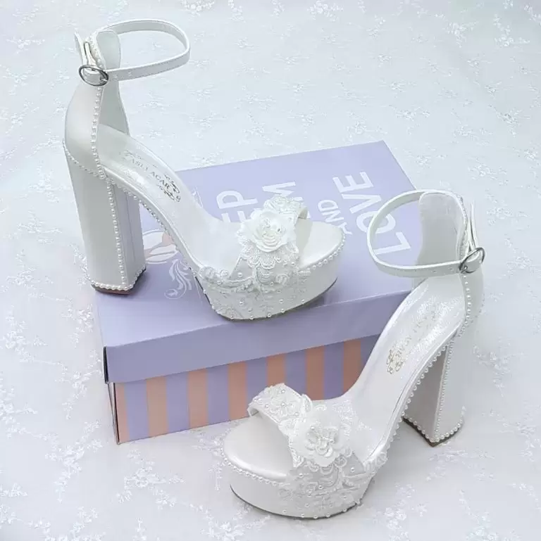Le scarpe da sposa dovrebbero essere bianche?