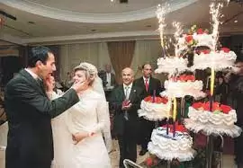 krmení svatebního dortu