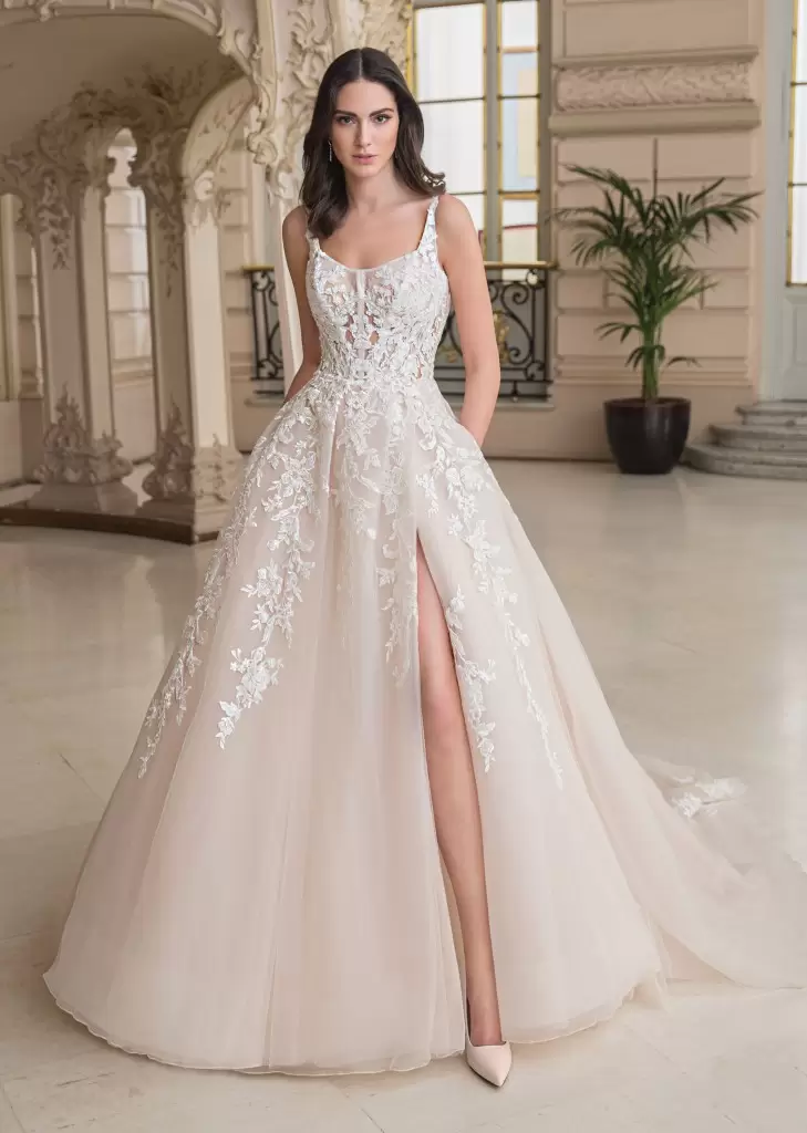 Model svatebních šatů 2023 9