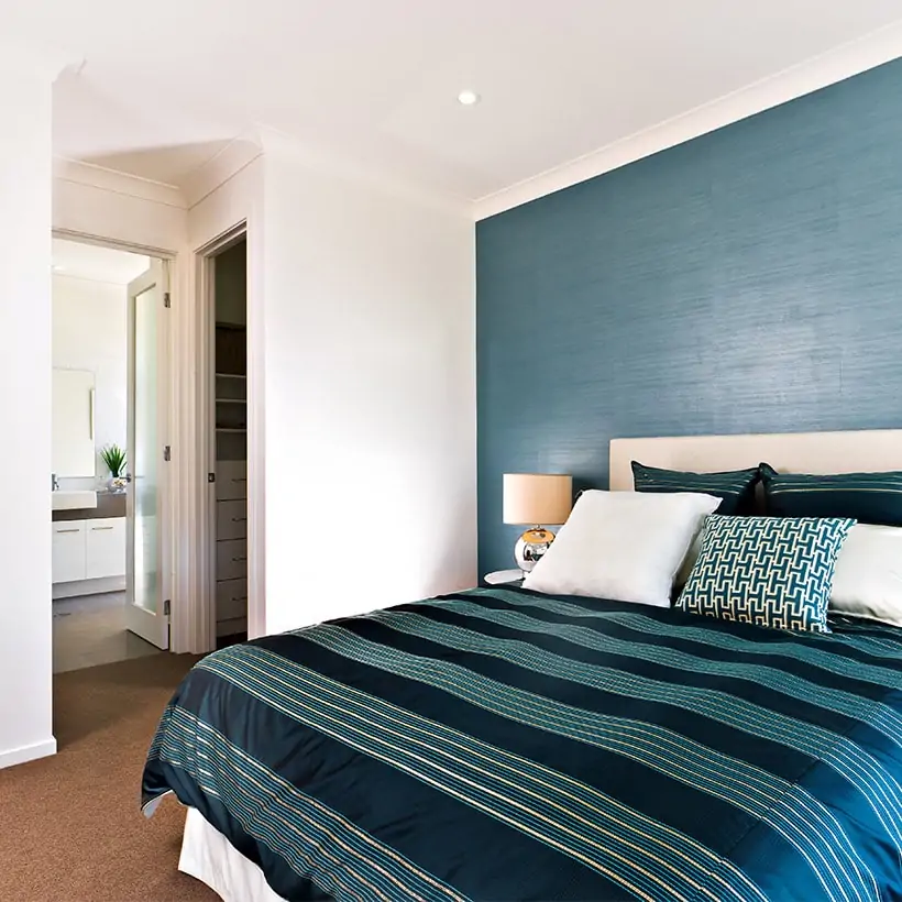 Classic blue bedspread give your bedroom a makeover, its colour trend of the year 2020