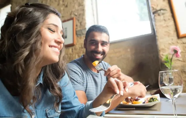 Erkekler randevularda yemek yiyerek sakinleşiyor