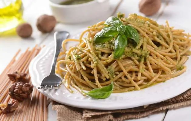 Alternatif pesto sosu tarifiyle beraber fesleğen ve reyhanın kullanım alanları