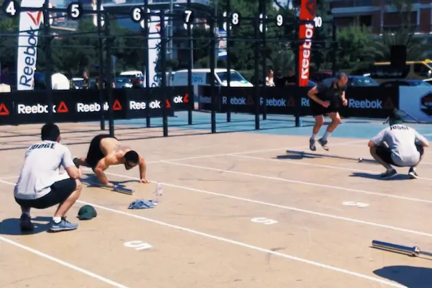 Solda yarışmanın 1 Si ve yarışmaların babası olan crossfit gamesin asya bölgesi 8 Si utku tuncer ve sağda samet bayraktaroğlu wod 1 a yani death by burpee sırasında 