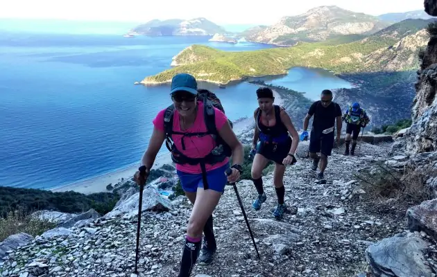 Likya yolu ultra maratonu gece kafa feneri ve köpek