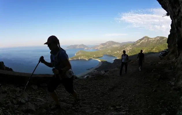 Likya yolu ultra maratonu gece kafa feneri ve köpek