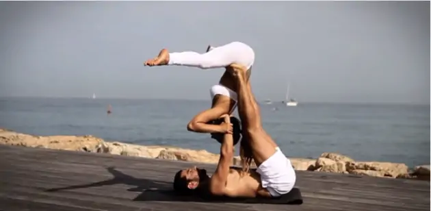 Yoga hareketleri acroyoga